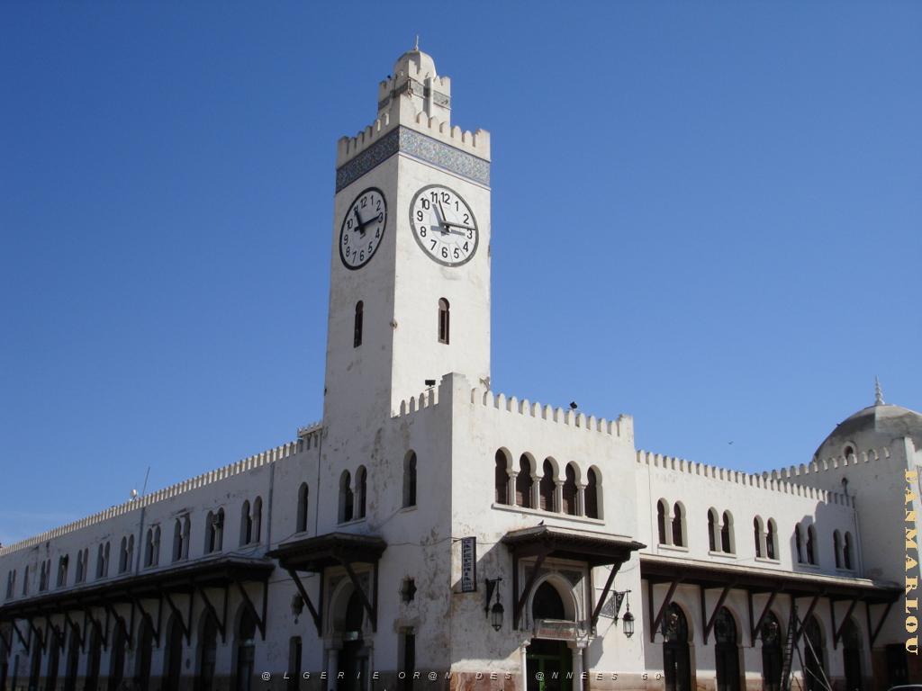 ORAN 10 2005 110 LA GARE ET SON HORLOGE.JPG